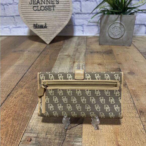 Dooney & Bourke Tan Monogrammed Canvas Logo Wallet Clutch - Picture 2 of 12